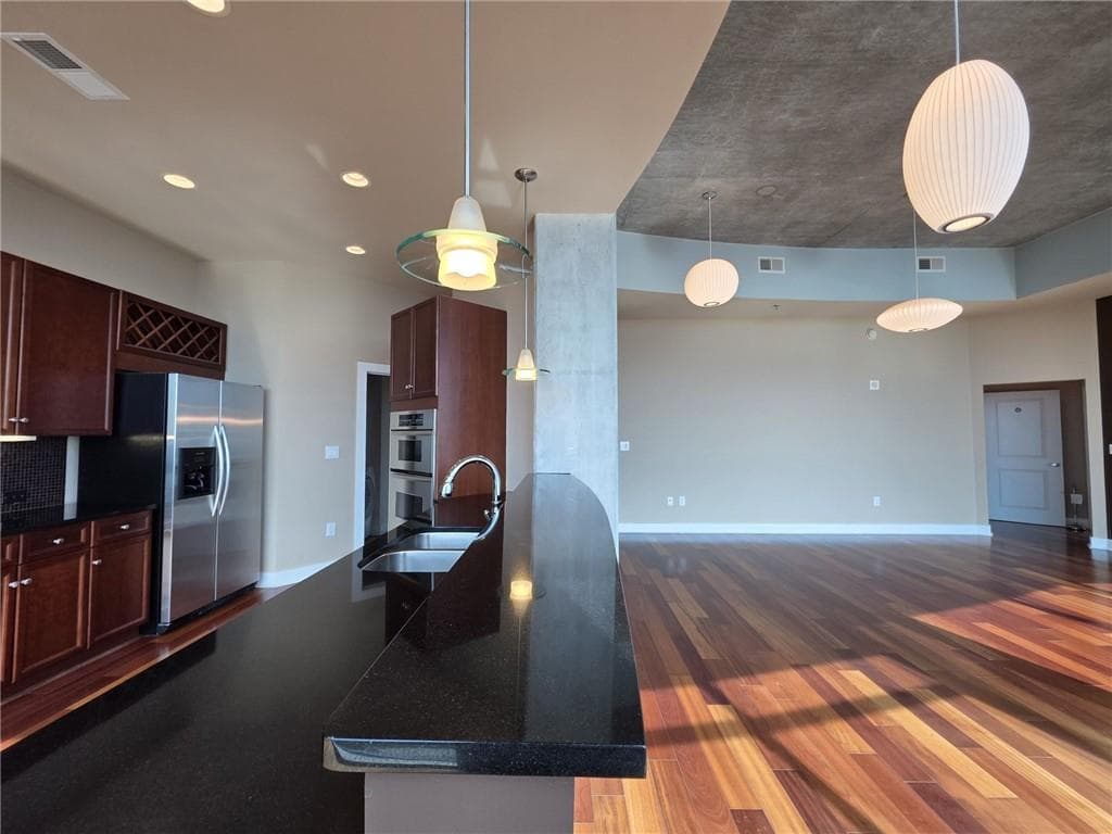 2 bedroom, 2 bathroom, 1,920 sq ft condominium for sale at 3324 Peachtree Road 3001, Atlanta, GA 30326 — photo 4