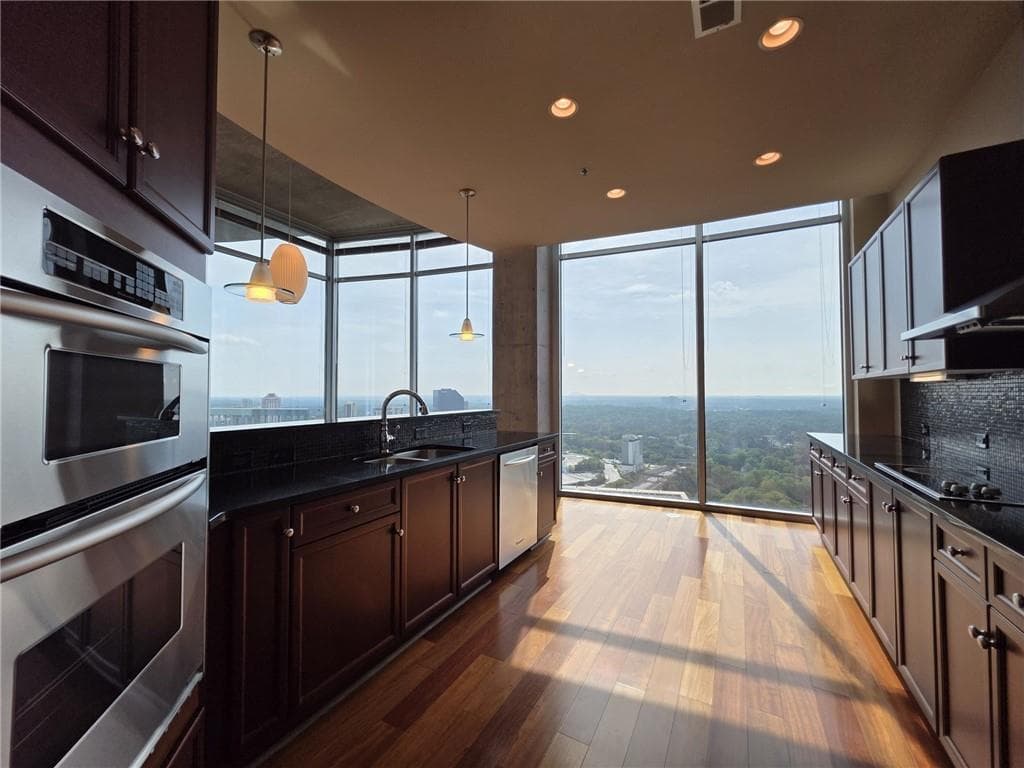 2 bedroom, 2 bathroom, 1,920 sq ft condominium for sale at 3324 Peachtree Road 3001, Atlanta, GA 30326 — photo 6