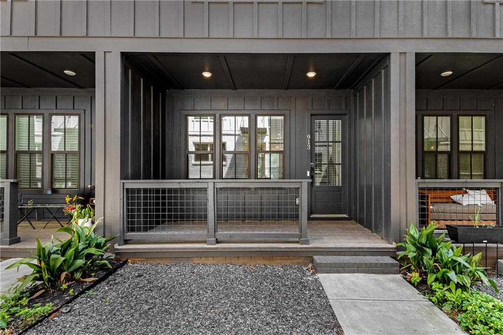 2 bedroom, 2 bathroom townhouse sold at 913 Spencer Avenue, Atlanta, GA 30318