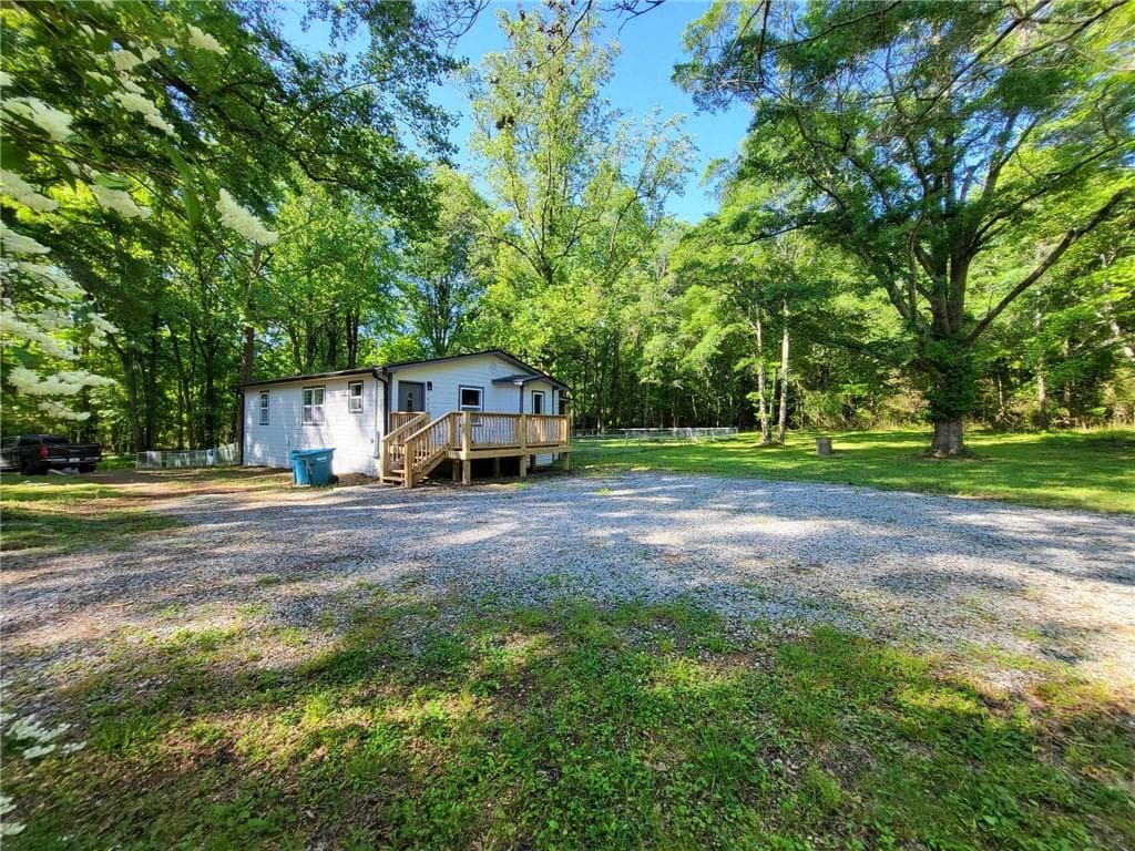 3 bedroom, 3 bathroom, 1,907 sq ft single family residence under contract at 1050 Waterworks, Commerce, GA 30529 — photo 2