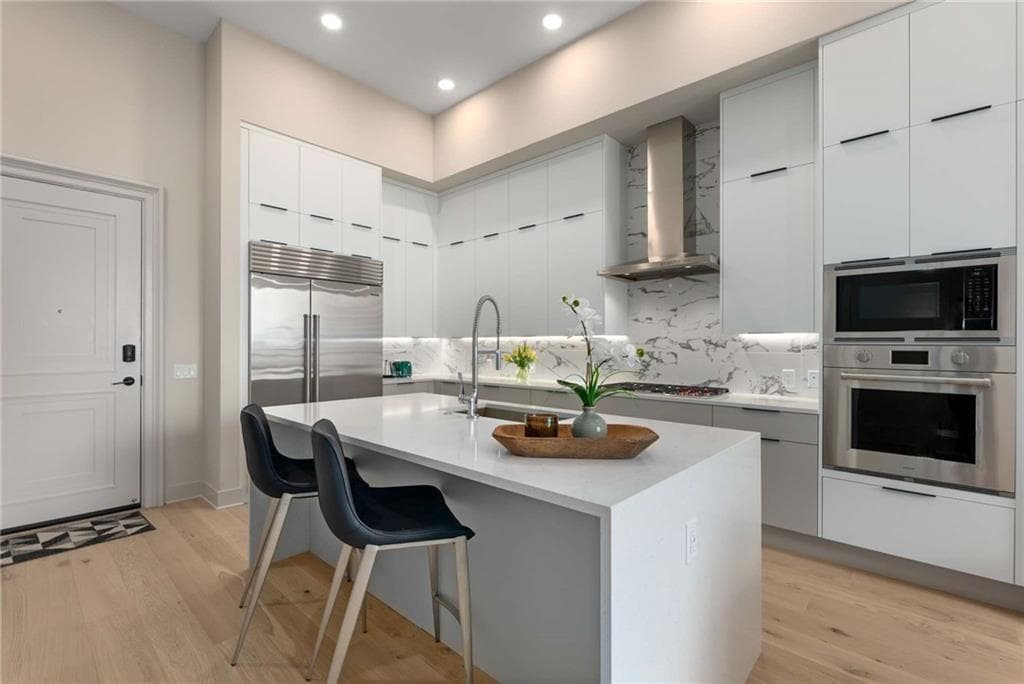 1 bedroom, 2 bathroom, 932 sq ft condominium sold at 40 12th Street 803, Atlanta, GA 30309