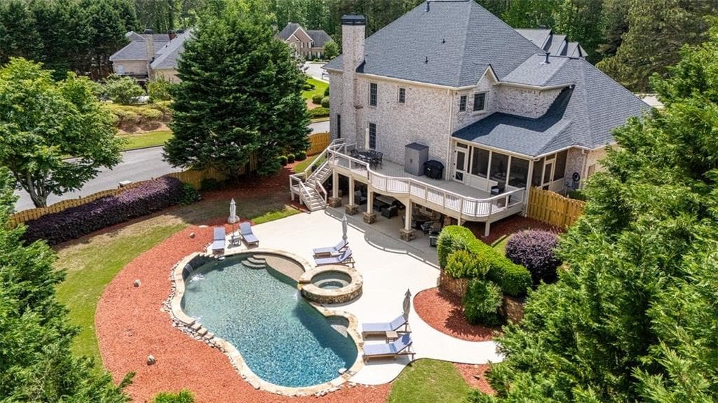 5 bedroom, 6 bathroom, 4,530 sq ft single family residence sold at 200 N Willow Court, Alpharetta, GA 30004