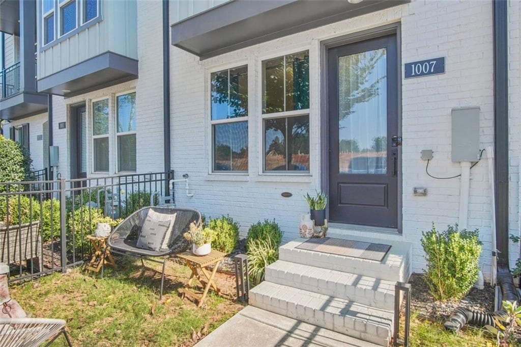 2 bedroom, 3 bathroom townhouse sold at 1007 KATIE KERR Drive, Decatur, GA 30030