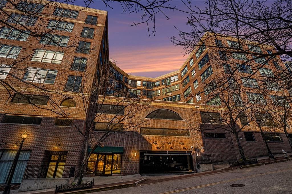 1 bedroom, 1 bathroom, 978 sq ft condominium sold at 115 W Peachtree Place 713, Atlanta, GA 30313