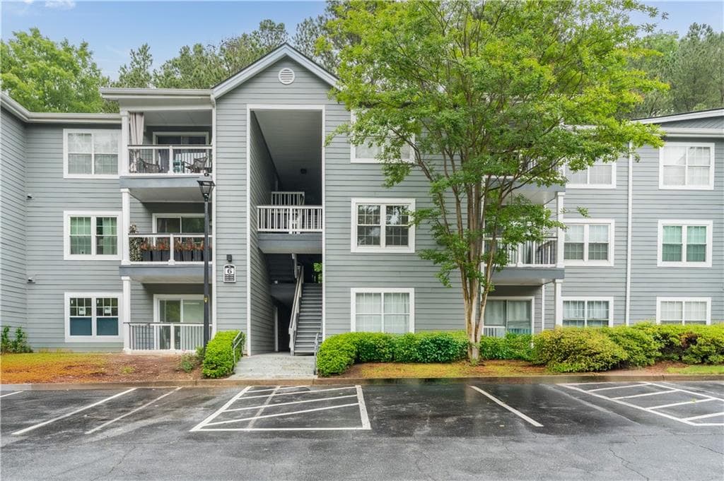 2 bedroom, 2 bathroom, 1,260 sq ft condominium sold at 6204 Santa Fe Parkway, Atlanta, GA 30350