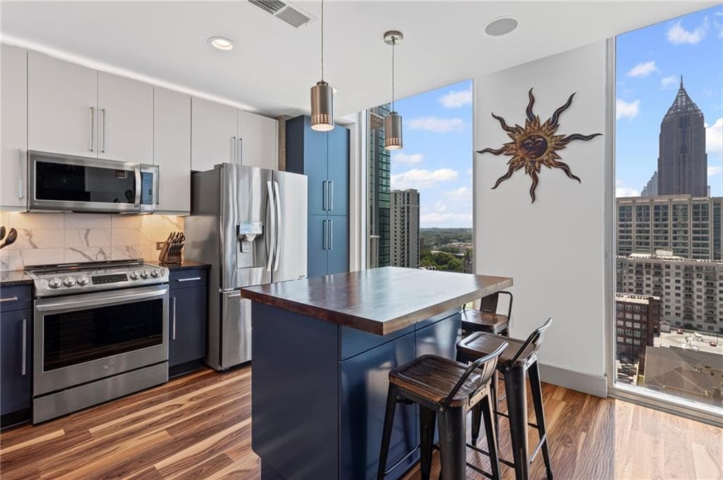 1 bedroom, 1 bathroom, 808 sq ft condominium sold at 860 Peachtree Street 1712, Atlanta, GA 30308