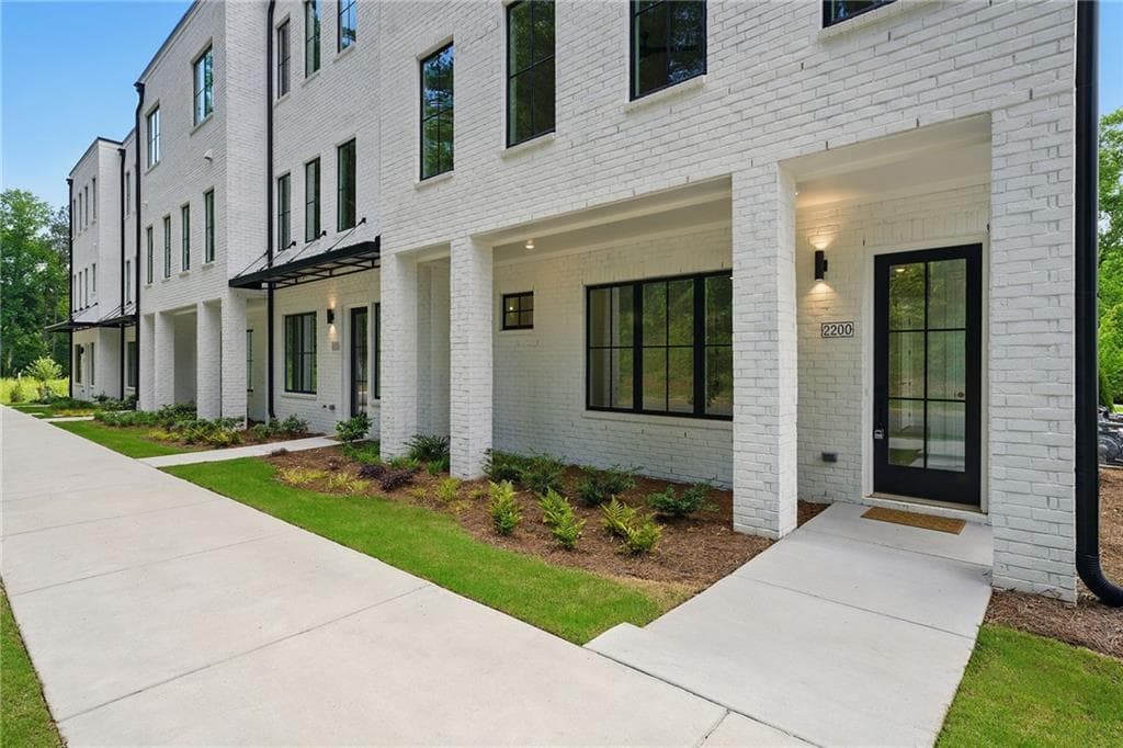 4 bedroom, 4 bathroom townhouse sold at 2200 Carlton Court 6, Atlanta, GA 30318