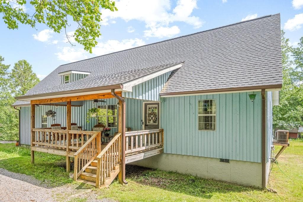 4 bedroom, 2 bathroom single family residence sold at 364 Stephen Thomas Drive, Talking Rock, GA 30175