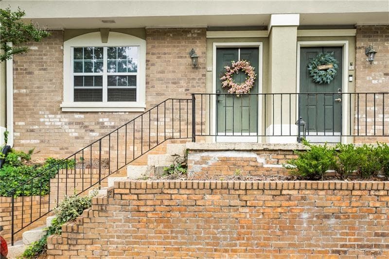2 bedroom, 3 bathroom townhouse sold at 6900 Roswell Road 3N, Atlanta, GA 30328
