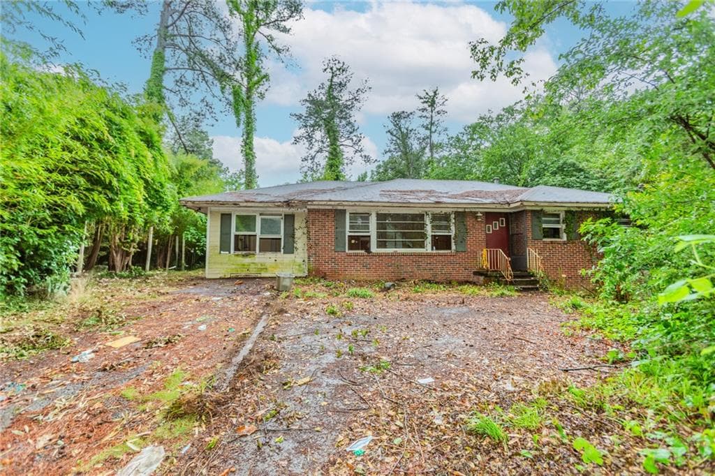 3 bedroom, 2 bathroom single family residence sold at 2322 Paces Ferry Road, Smyrna, GA 30080