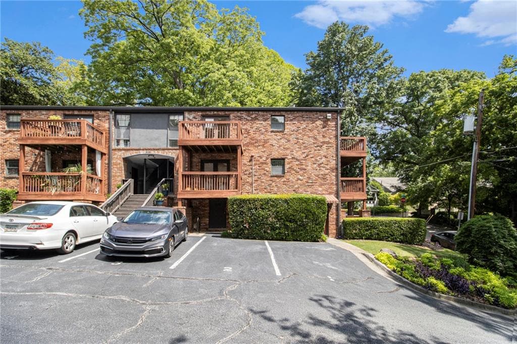 1 bedroom, 1 bathroom, 680 sq ft condominium sold at 323 8th Street 7, Atlanta, GA 30309