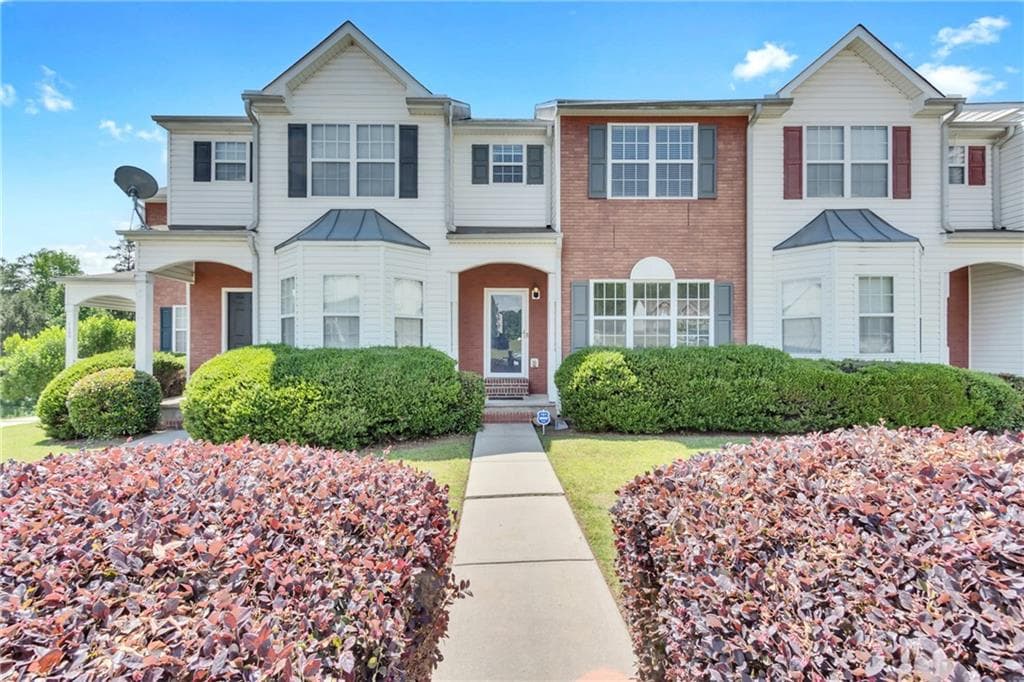 3 bedroom, 3 bathroom townhouse sold at 7120 Oakley Court, Union City, GA 30291