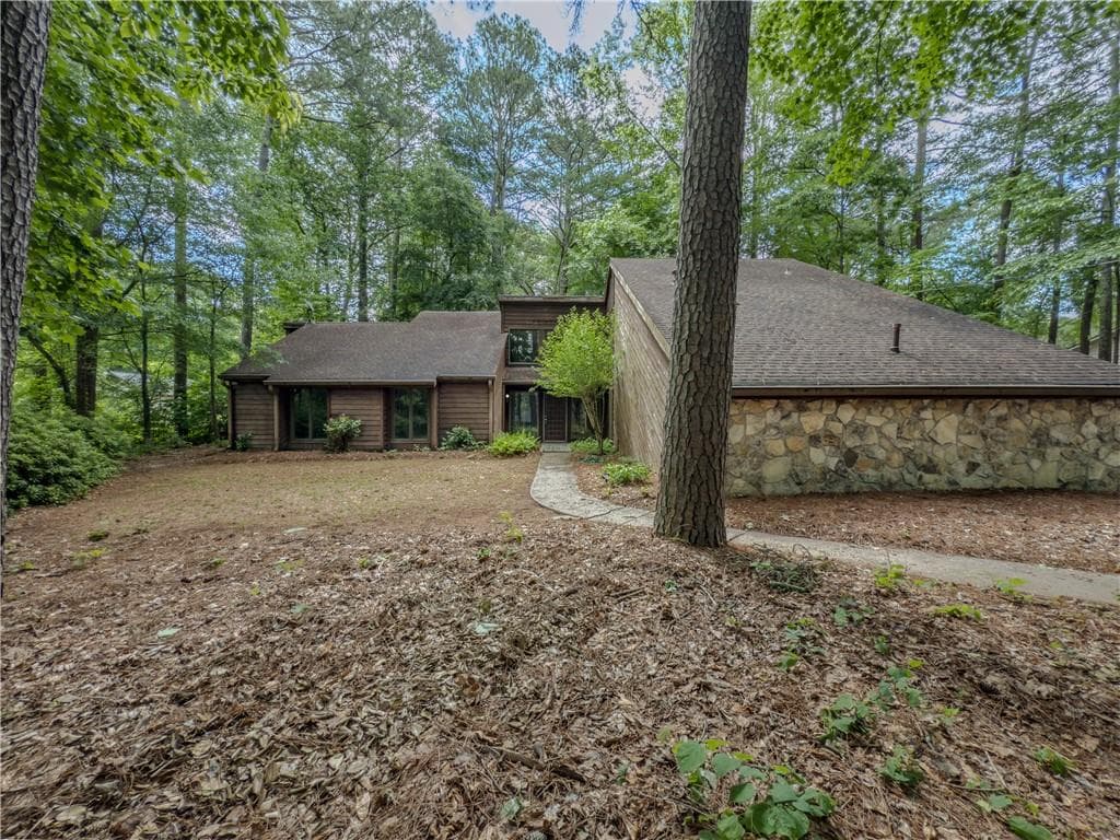 4 bedroom, 3 bathroom single family residence sold at 3835 Shawnee Run, Lilburn, GA 30047