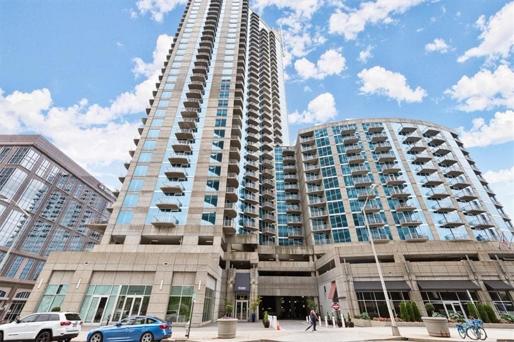 2 bedroom, 2 bathroom, 1,075 sq ft condominium sold at 400 W Peachtree Street 3611, Atlanta, GA 30308