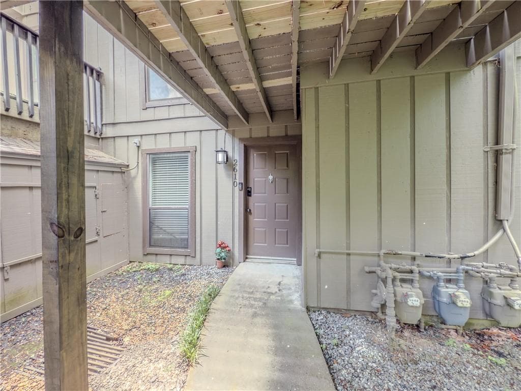 2 bedroom, 1 bathroom, 1,148 sq ft condominium sold at 2610 Cumberland Court, Smyrna, GA 30080