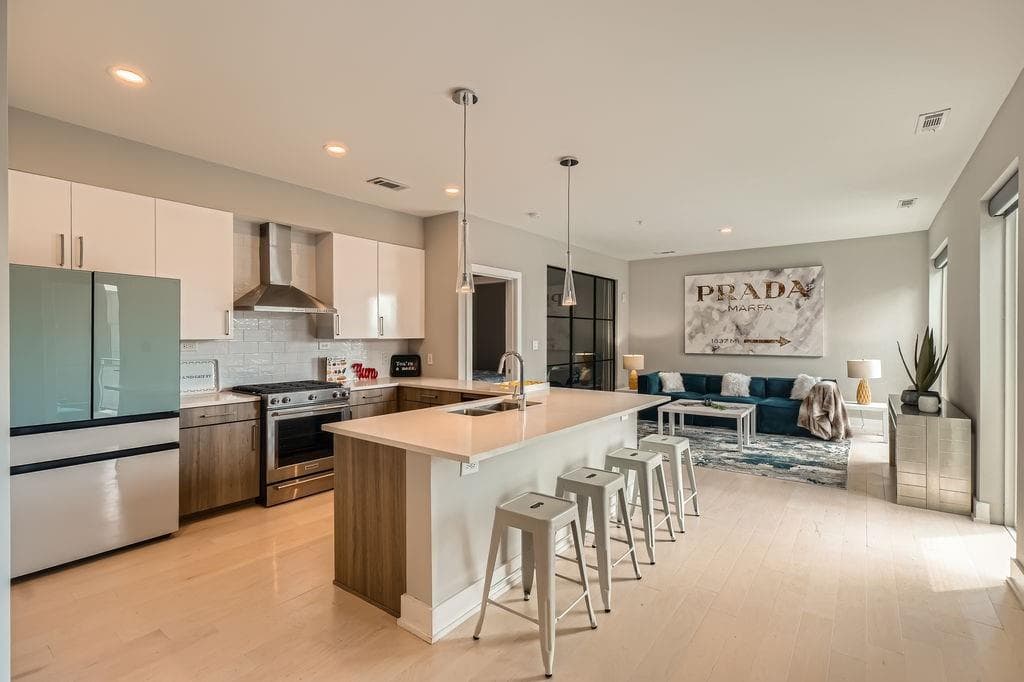 2 bedroom, 2 bathroom, 1,460 sq ft condominium sold at 775 Juniper Street 612, Atlanta, GA 30308