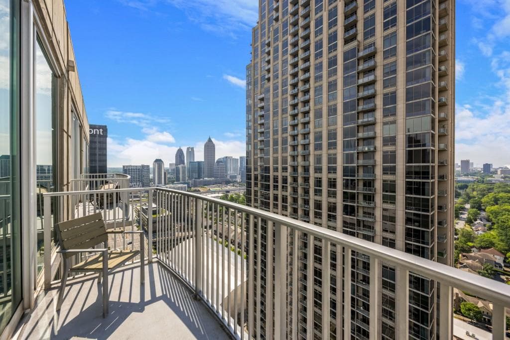 1 bedroom, 1 bathroom, 830 sq ft condominium sold at 361 17th Street 2607, Atlanta, GA 30363