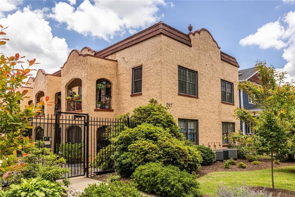 2 bedroom, 1 bathroom, 736 sq ft condominium sold at 297 Atlanta Avenue 8, Atlanta, GA 30315
