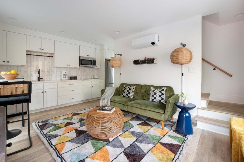 1 bedroom, 1 bathroom, 558 sq ft townhouse for rent at 542 Boulevard Place C, Atlanta, GA 30308 for $3,000 a month — photo 1 of 27