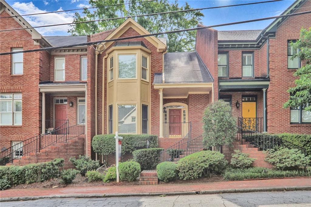 2 bedroom, 3 bathroom townhouse sold at 249 Sycamore Place, Decatur, GA 30030