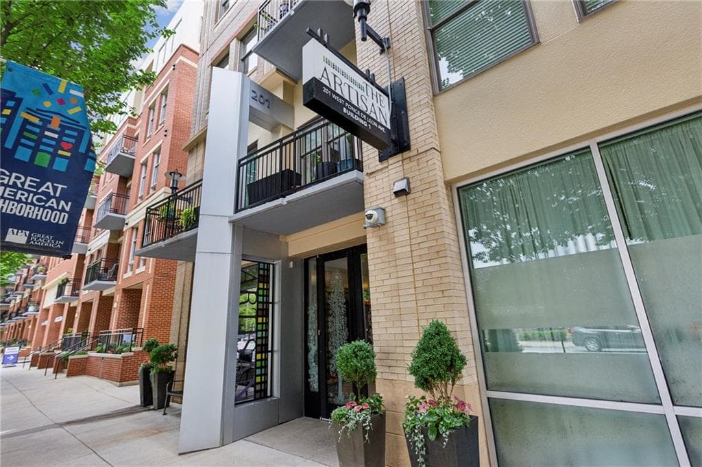2 bedroom, 2 bathroom, 1,016 sq ft condominium sold at 201 W Ponce De Leon Avenue 13, Decatur, GA 30030
