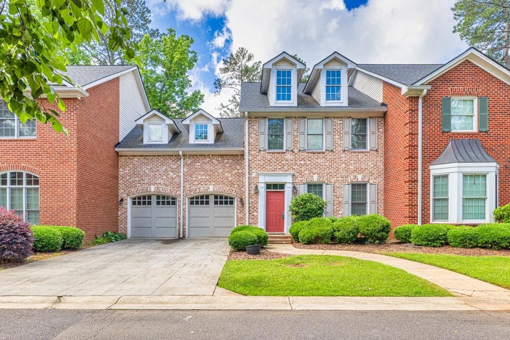 3 bedroom, 3 bathroom, 2,206 sq ft townhouse sold at 126 Briarcliff Road 5, Athens, GA 30606