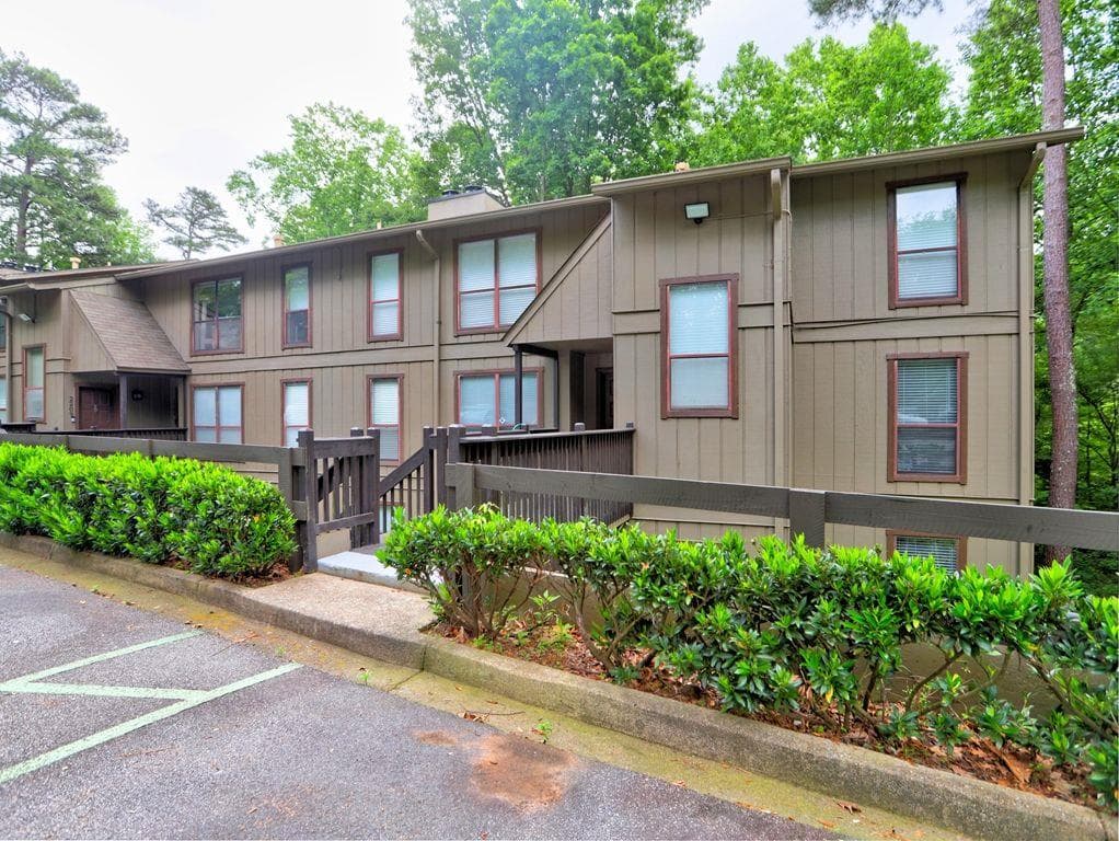 2 bedroom, 2 bathroom, 1,527 sq ft condominium sold at 2210 Cumberland Court, Smyrna, GA 30080