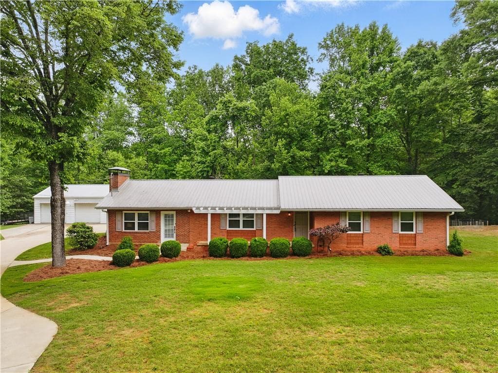 3 bedroom, 2 bathroom single family residence sold at 3110 Springdale Park Circle, Gainesville, GA 30506