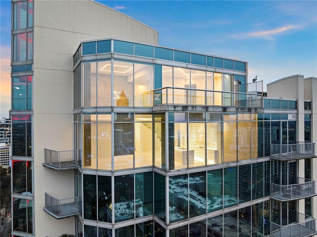 2 bedroom, 2 bathroom, 1,875 sq ft condominium sold at 860 Peachtree Street 2801, Atlanta, GA 30308