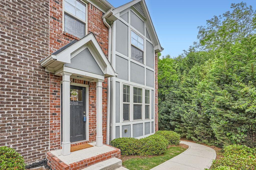 3 bedroom, 4 bathroom, 2,472 sq ft townhouse sold at 2300 Whiteoak Drive Southeast Drive, Smyrna, GA 30080