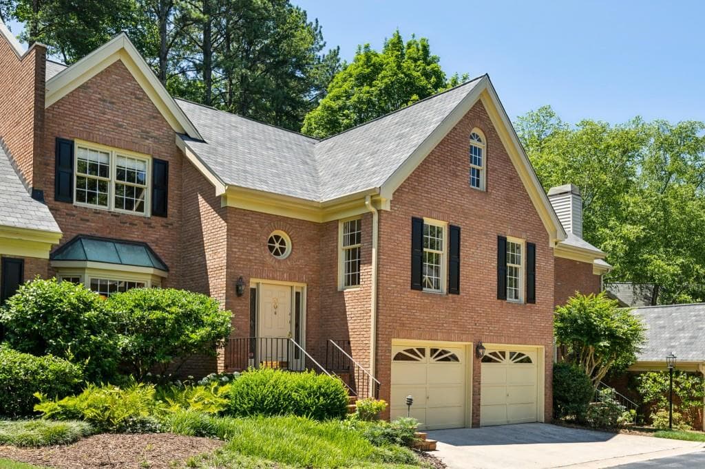 3 bedroom, 3 bathroom, 2,814 sq ft townhouse sold at 51 Ivy Chase, Atlanta, GA 30342