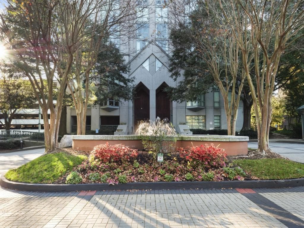 2 bedroom, 2 bathroom, 1,228 sq ft condominium under contract at 2870 Pharr Court South 1405, Atlanta, GA 30305 — photo 2