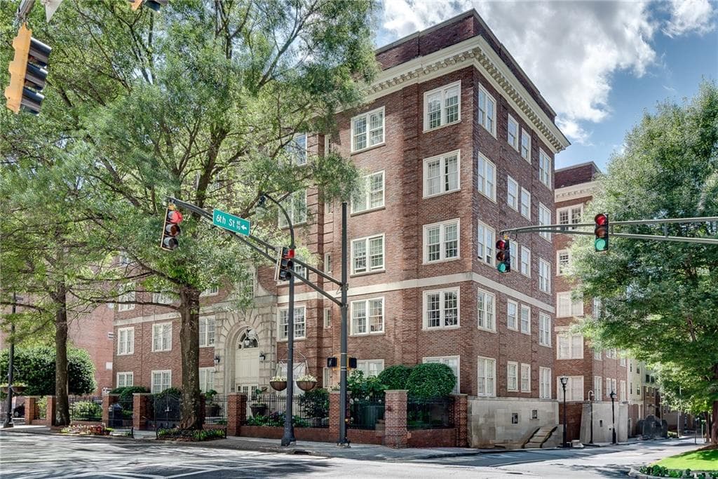 1 bedroom, 1 bathroom, 945 sq ft condominium sold at 800 Peachtree Street 101, Atlanta, GA 30308