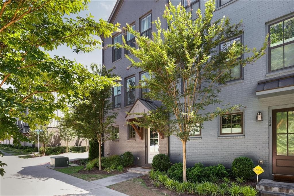 2 bedroom, 3 bathroom, 1,341 sq ft townhouse sold at 126 Chestnut Circle, Atlanta, GA 30342