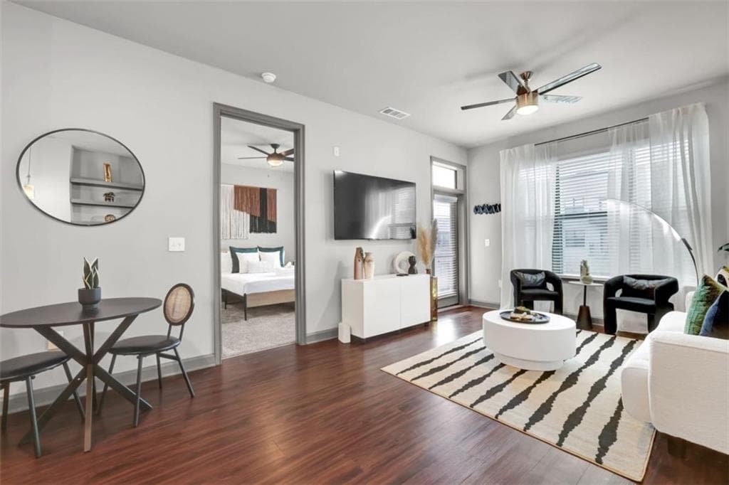 2 bedroom, 2 bathroom, 850 sq ft condominium under contract at 464 Bishop Street 510, Atlanta, GA 30318 — photo 2