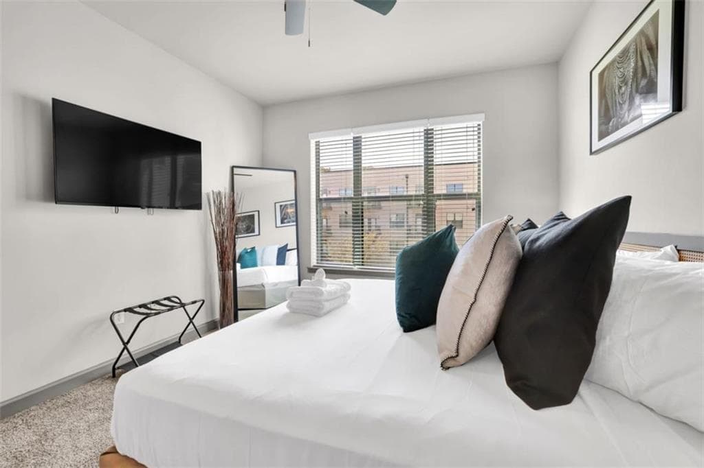 2 bedroom, 2 bathroom, 850 sq ft condominium under contract at 464 Bishop Street 510, Atlanta, GA 30318 — photo 3