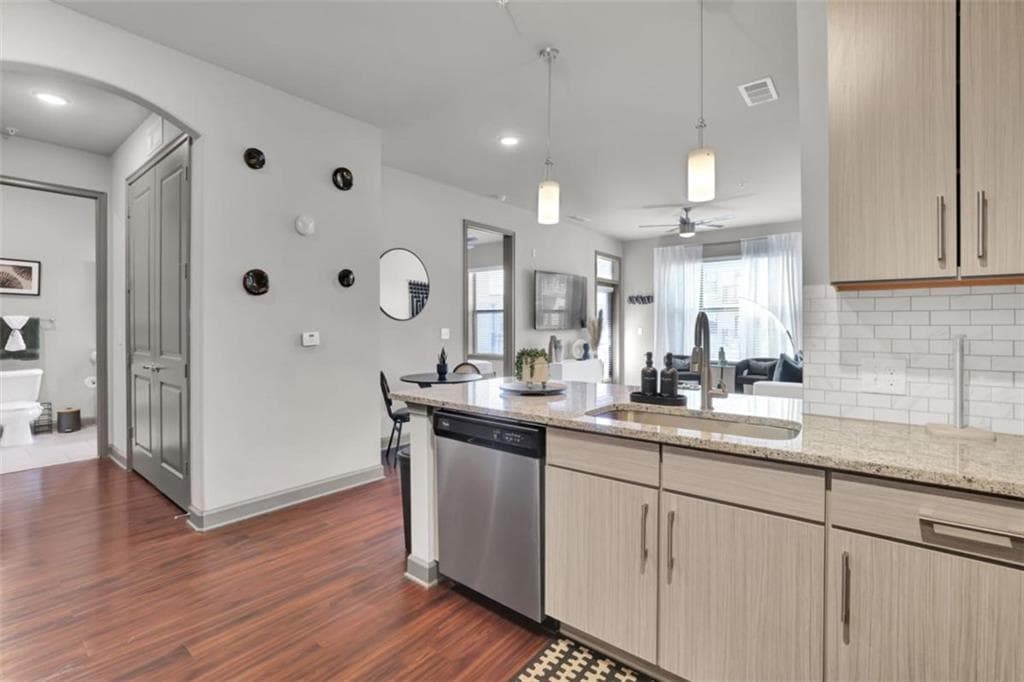 2 bedroom, 2 bathroom, 850 sq ft condominium under contract at 464 Bishop Street 510, Atlanta, GA 30318 — photo 4