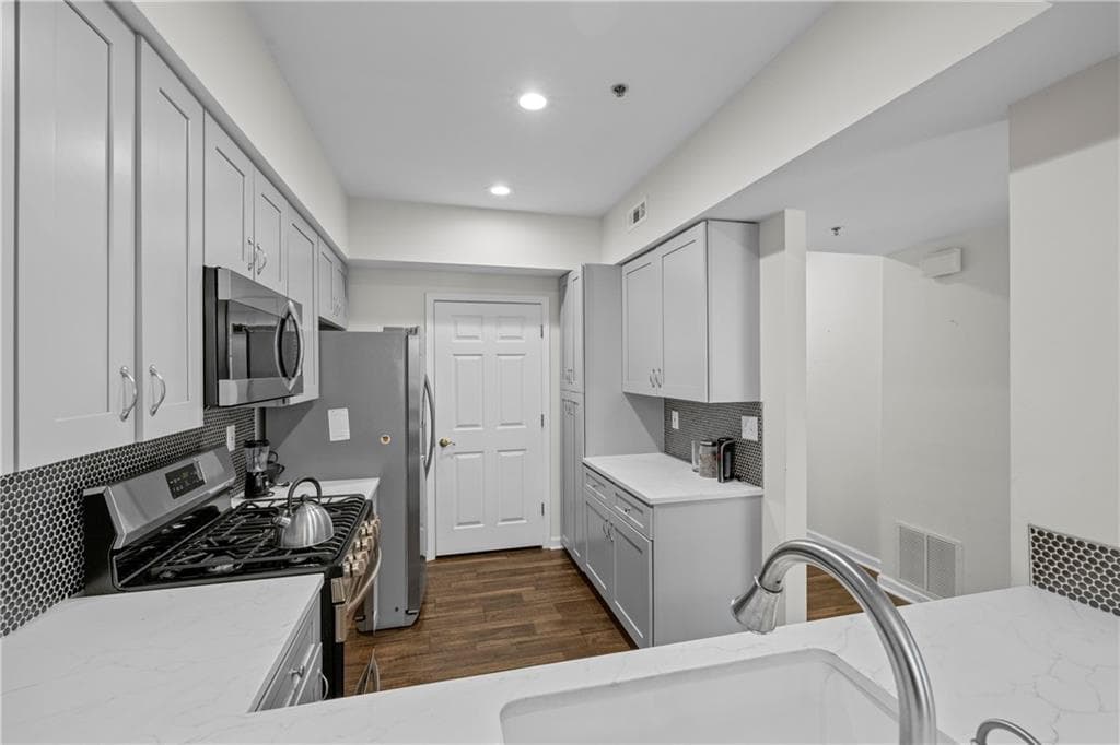 2 bedroom, 2 bathroom, 1,178 sq ft condominium sold at 3636 Habersham Road 2208, Atlanta, GA 30305