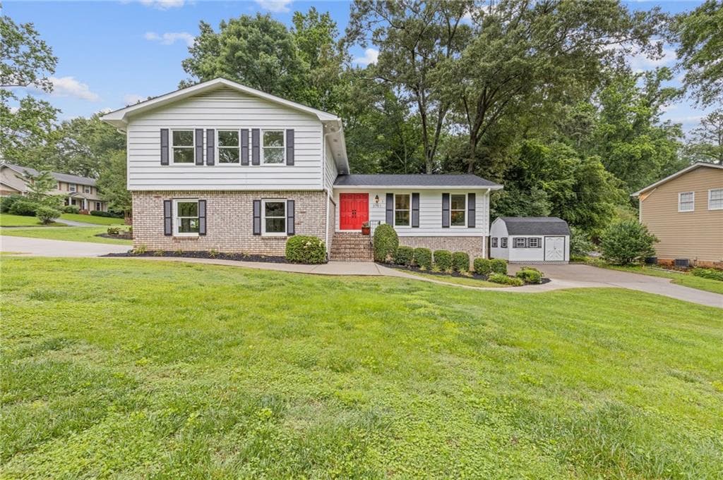 4 bedroom, 3 bathroom single family residence sold at 3751 Cherokee Place, Marietta, GA 30067