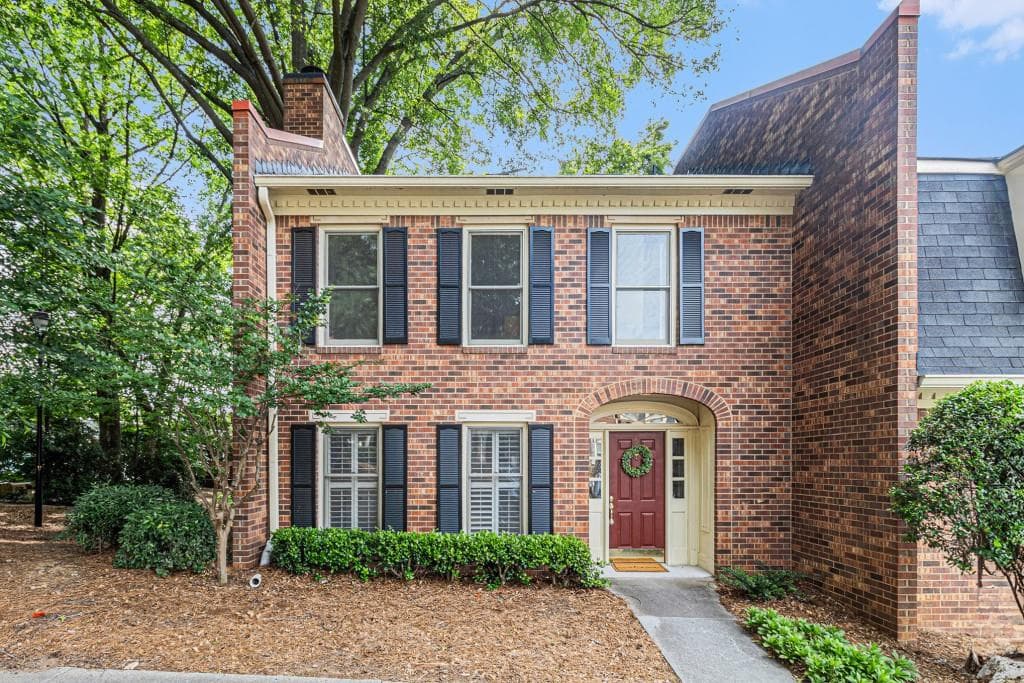 3 bedroom, 3 bathroom, 1,400 sq ft townhouse sold at 6 Stratford Hall Place, Atlanta, GA 30342