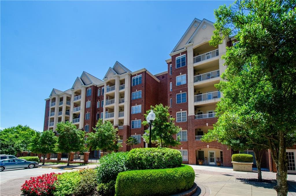 2 bedroom, 2 bathroom, 1,325 sq ft condominium for sale at 211 Colonial Homes Drive 2304, Atlanta, GA 30309 — photo 2