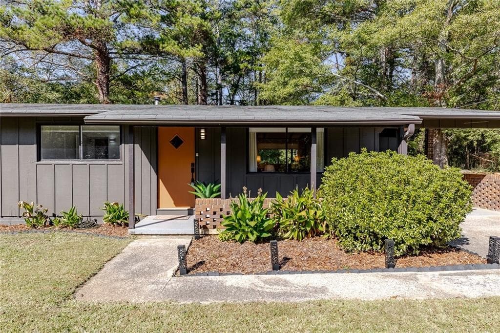 3 bedroom, 1 bathroom, 1,008 sq ft single family residence for rent at 111 Robinhood Drive, Woodstock, GA 30188 for $4,000 a month — photo 2