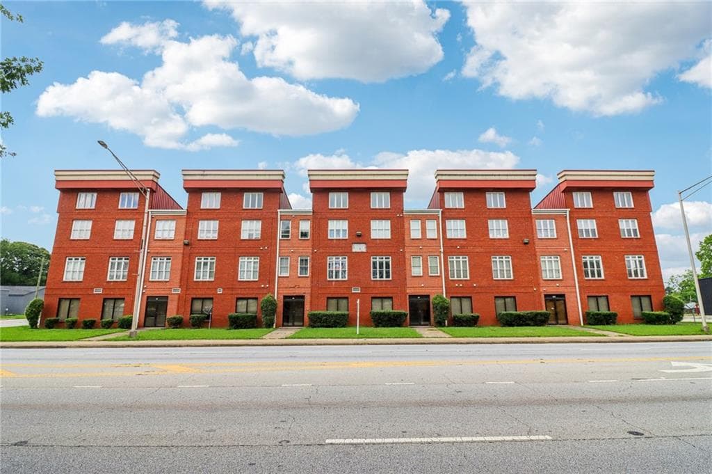 3 bedroom, 2 bathroom, 1,250 sq ft condominium sold at 2465 Main Street 201, Atlanta, GA 30344