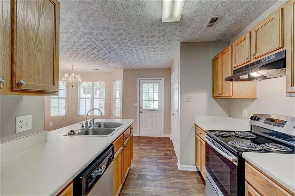 3 bedroom, 3 bathroom, 1,339 sq ft townhouse for sale at 2289 Strathmoor Manor Drive, Lithonia, GA 30058 — photo 3