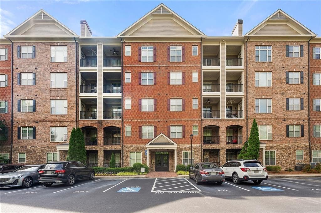 1 bedroom, 1 bathroom, 950 sq ft condominium sold at 2300 Peachford Road 2404, Atlanta, GA 30338