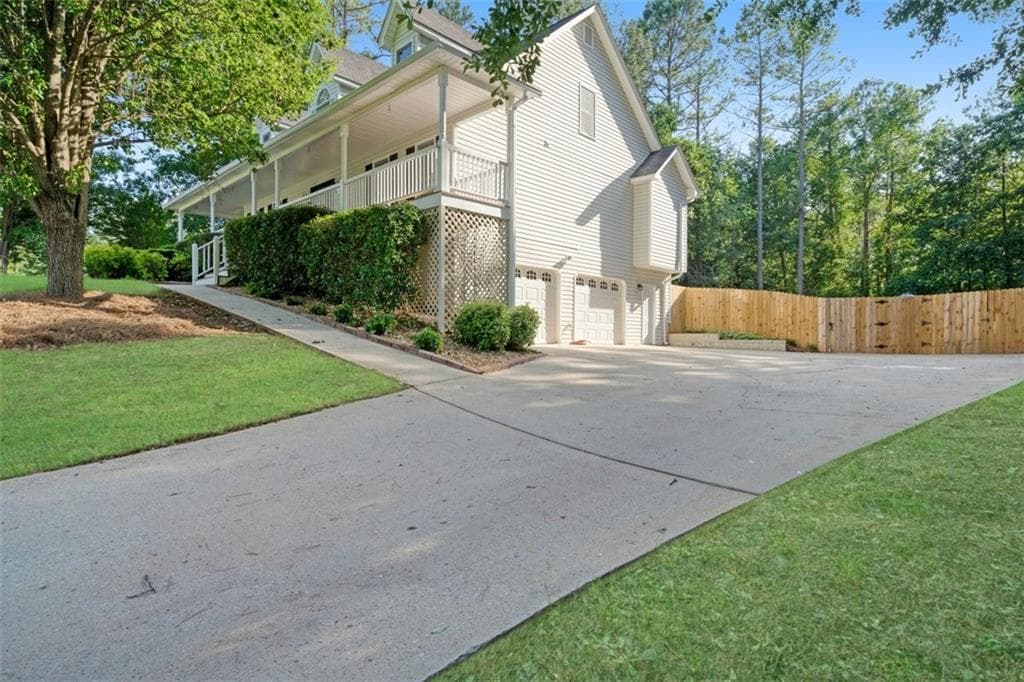 3 bedroom, 3 bathroom, 2,058 sq ft single family residence under contract at 212 WARRENTON Drive, Douglasville, GA 30134 — photo 3