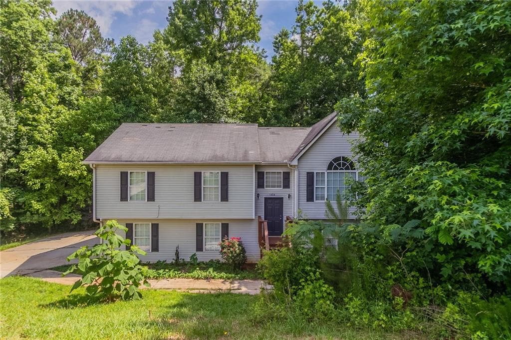 4 bedroom, 2 bathroom, 1,889 sq ft single family residence for sale at 1404 Lancaster Court, Mcdonough, GA 30252