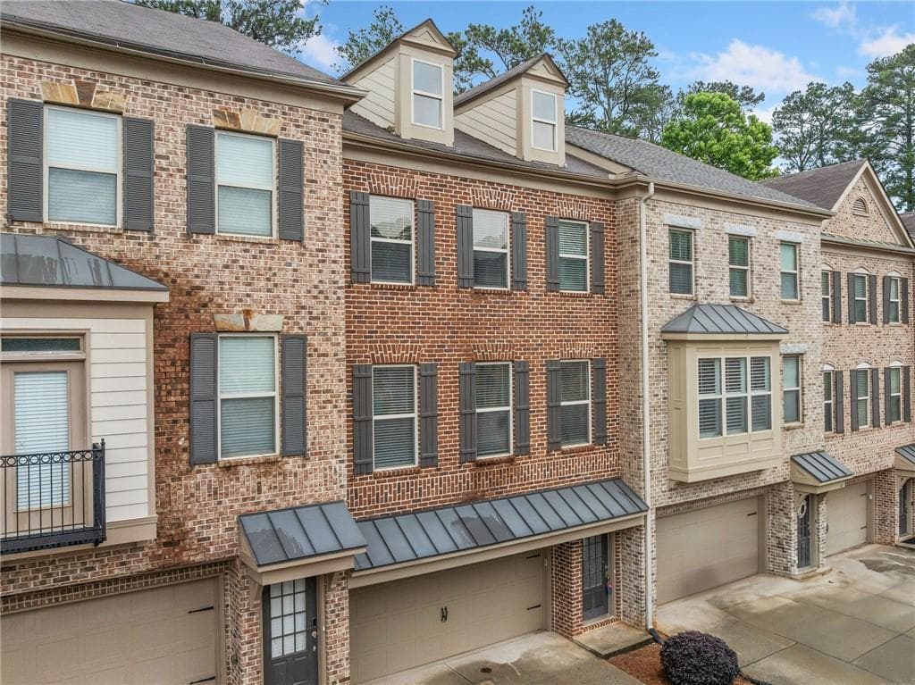 3 bedroom, 4 bathroom, 2,288 sq ft townhouse sold at 262 Bell Grove Lane, Suwanee, GA 30024