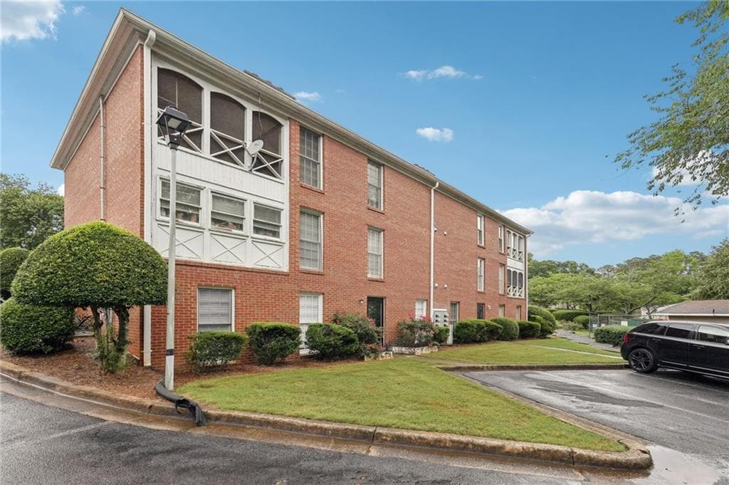 2 bedroom, 2 bathroom, 1,147 sq ft condominium sold at 1166 Booth Road 301, Marietta, GA 30008