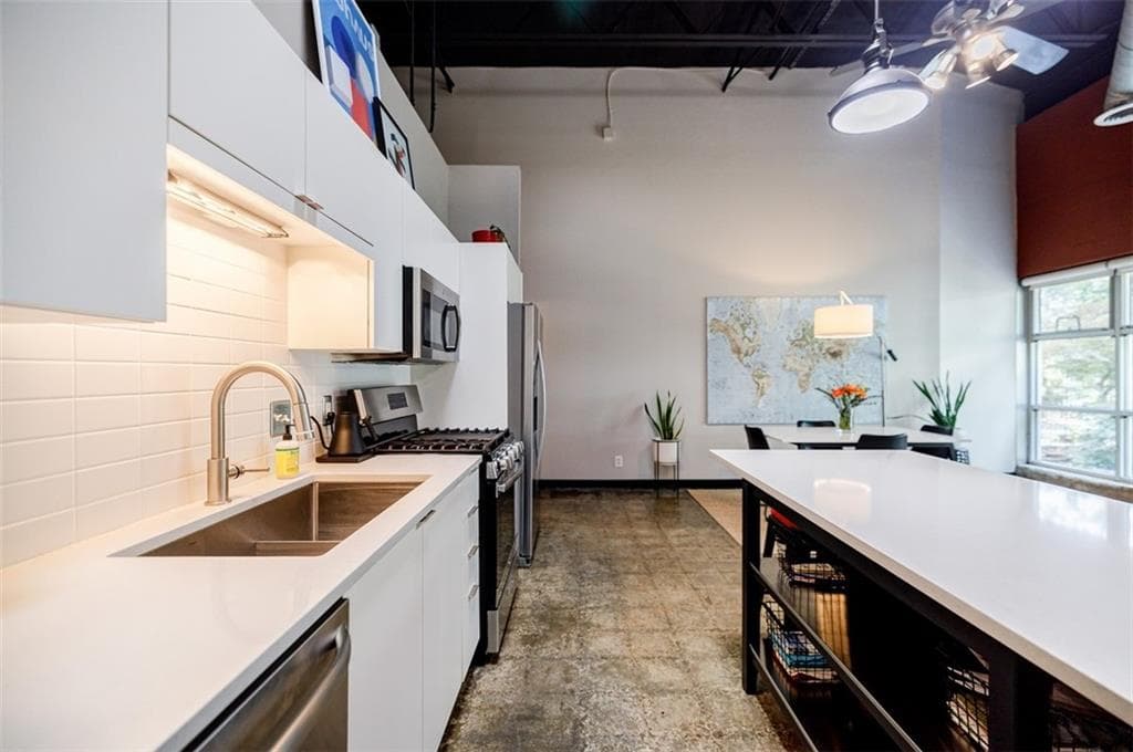 2 bedroom, 2 bathroom, 1,120 sq ft condominium sold at 5200 Peachtree Road 1104, Atlanta, GA 30341
